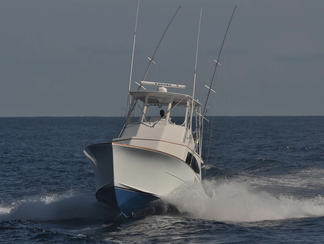 Dragin Fly boat departs from Marina Los Sueños