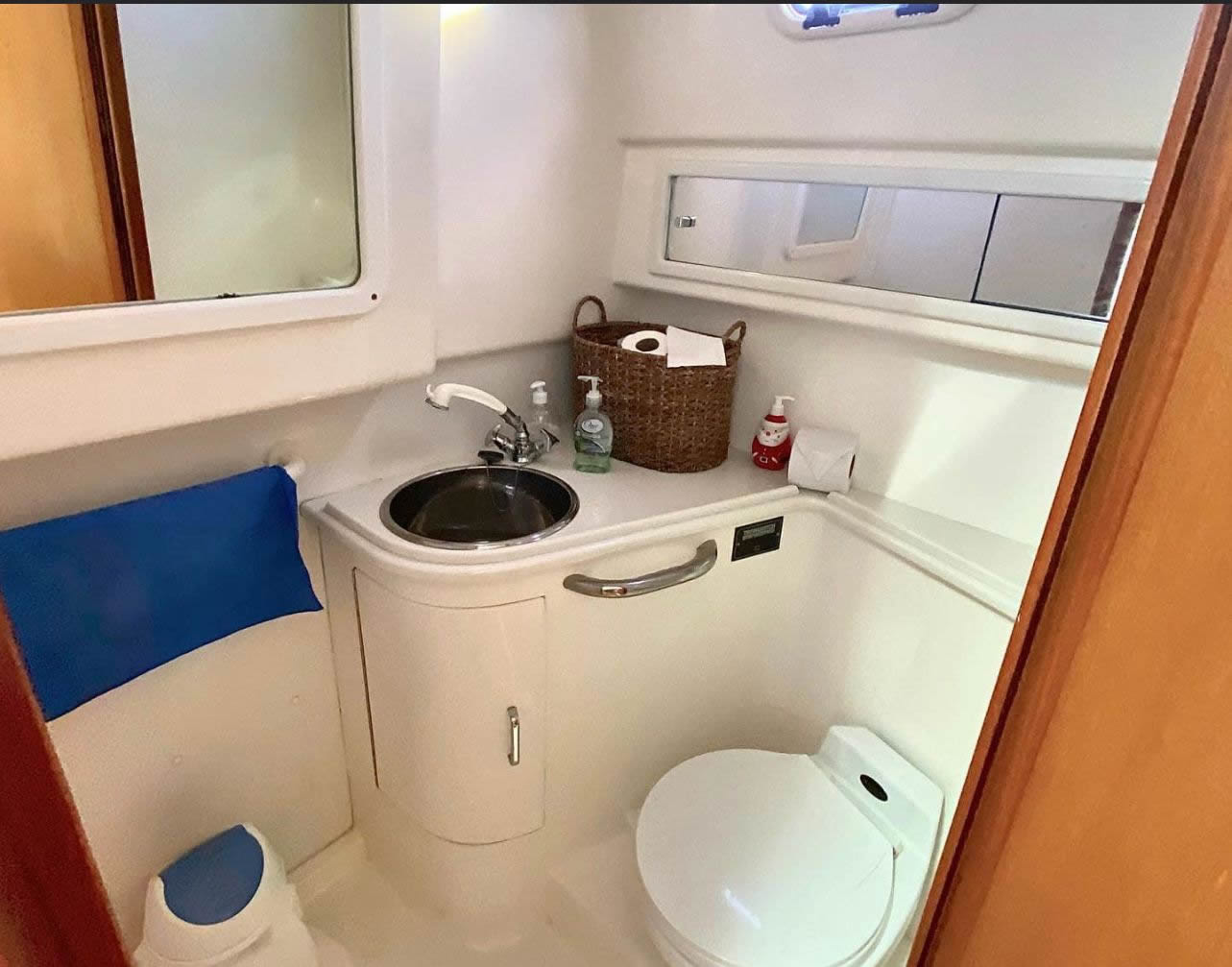 The head of the Sea Cruz 35 ft Tamarindo Charters